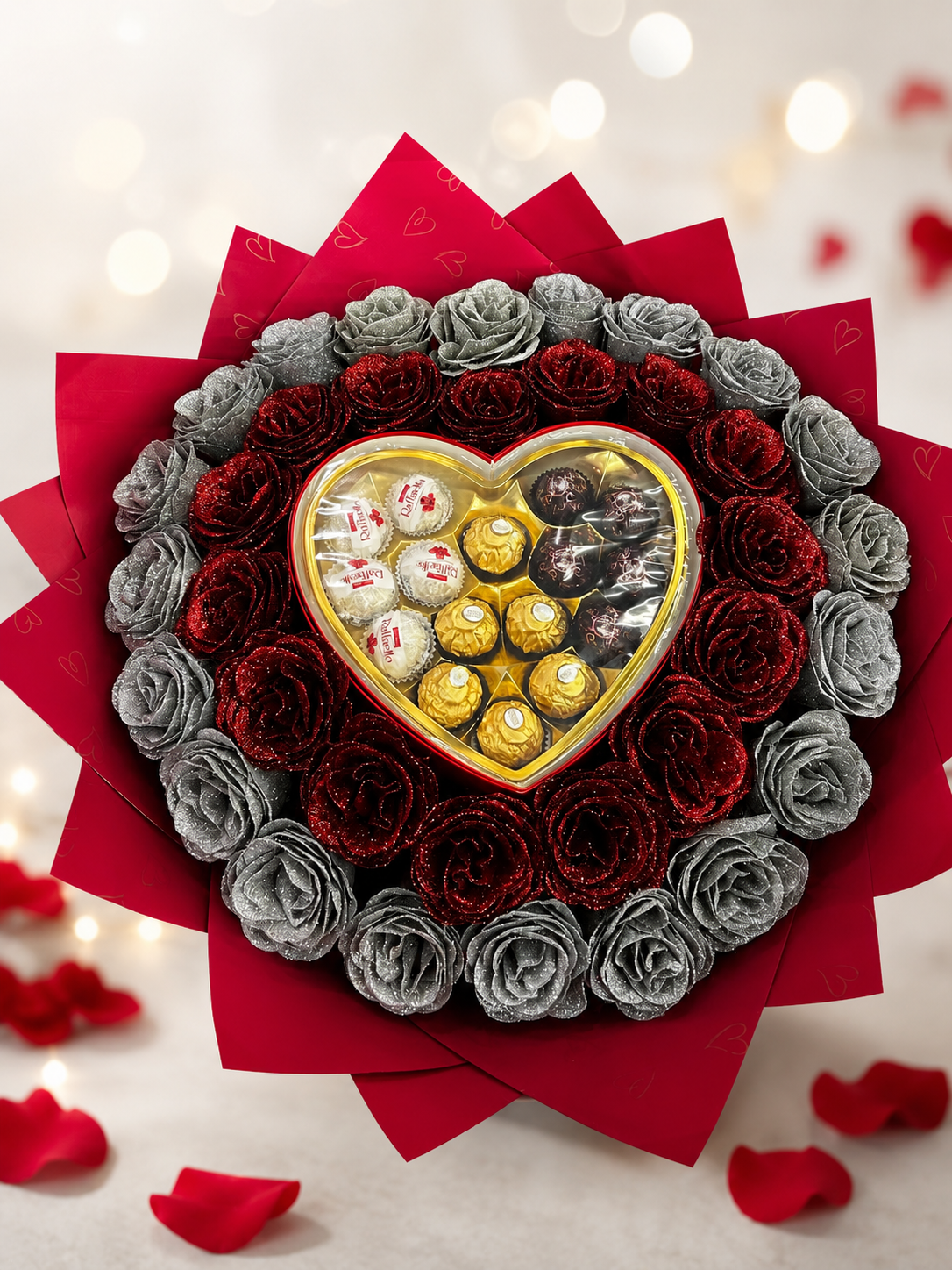 Ramo buchón de rosas brillantes y corazon de chocolates