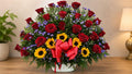 Arreglo floral de rosas, girasoles y violetas en canasta