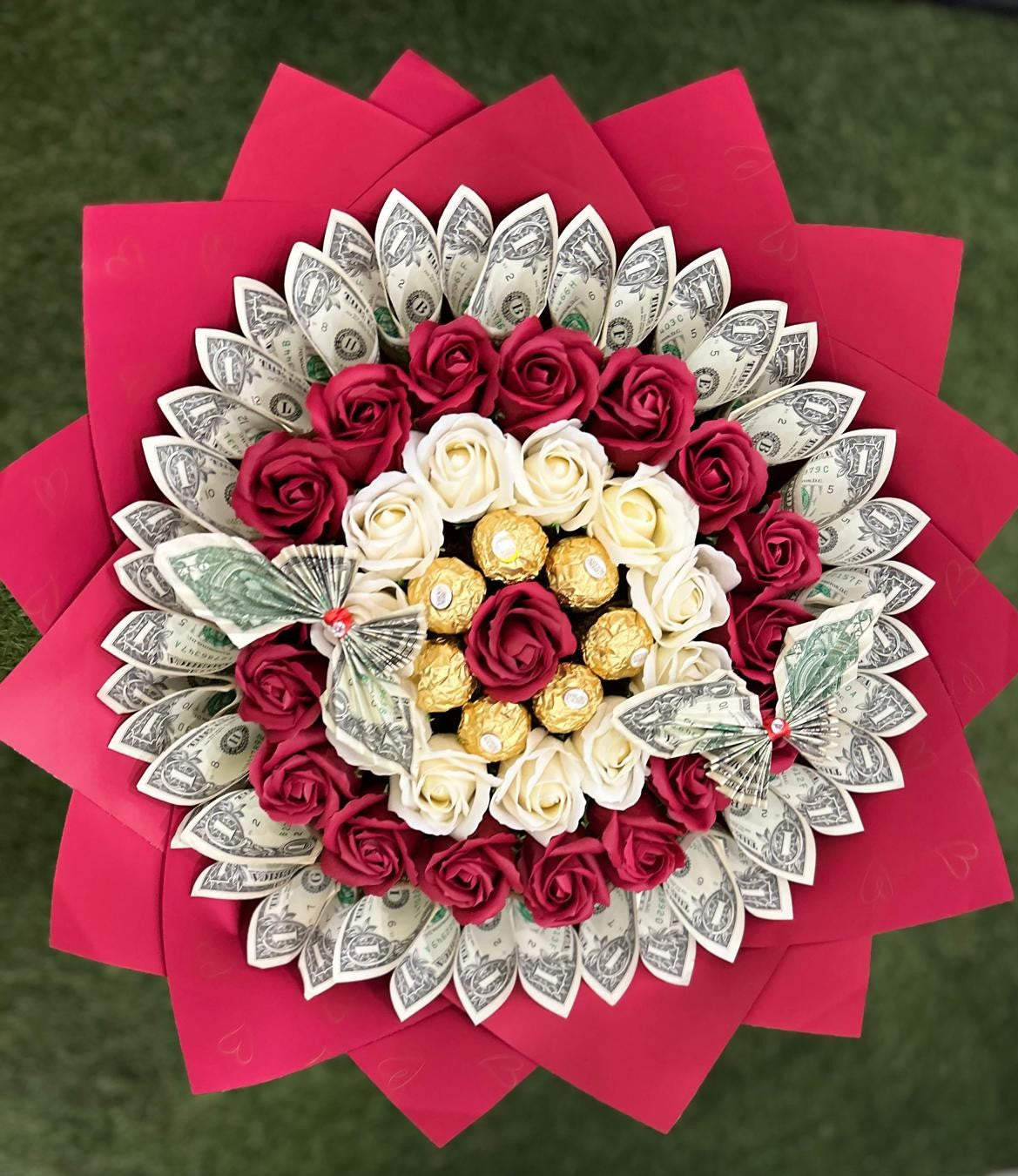 Ramo buchón de rosas, chocolates y billetes