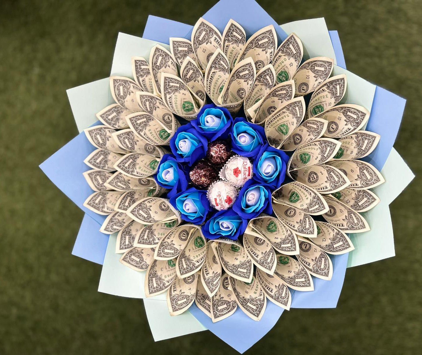 Ramo buchón de rosas azules, chocolates y billetes