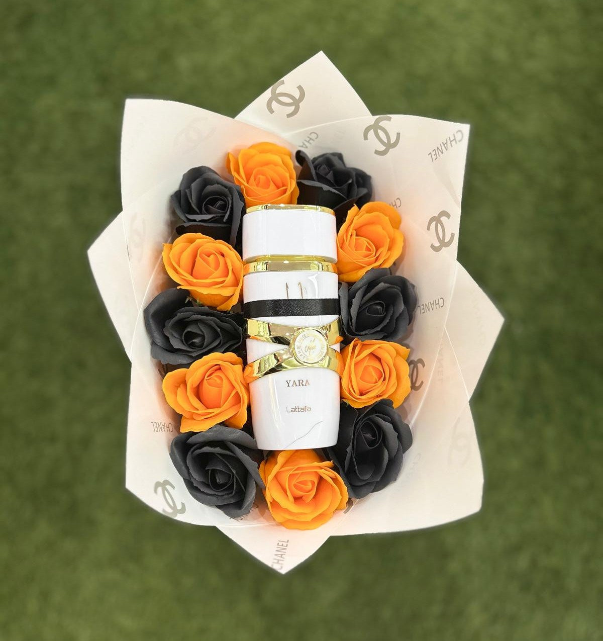 Ramo de rosas y perfume Yara